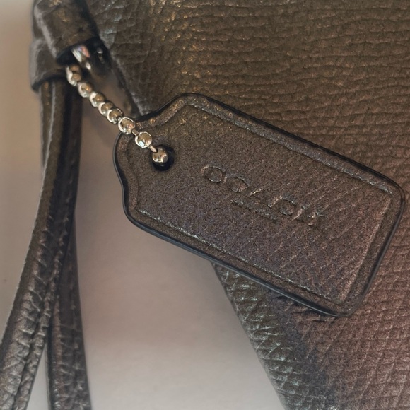 COACH Silver Pewter  Metallic Leather Zipper Wallet Wristlet
$199 
Authentic - Picture 5 of 8